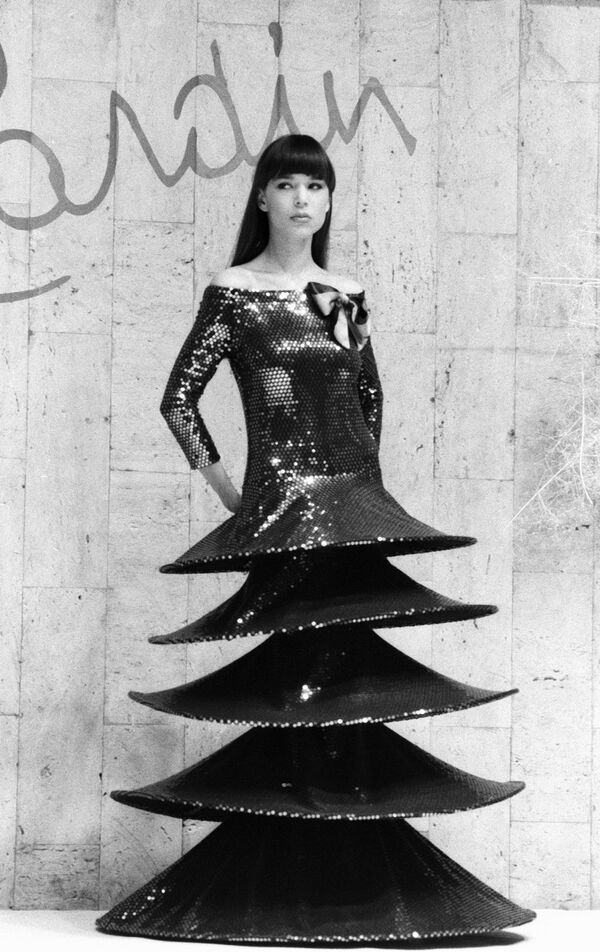 Манекенщица демонстрирует оригинальное платье на показе моделей одежды французского модельера Пьера Кардена