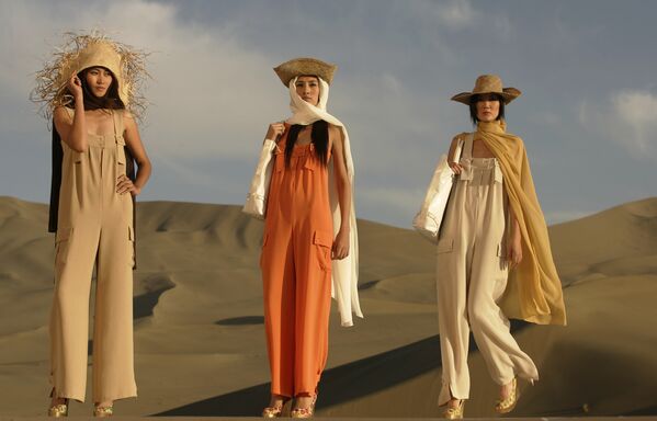 Модели на показе моды Пьера Кардена в пустыне в северо-западной провинции КНР. 2007 год