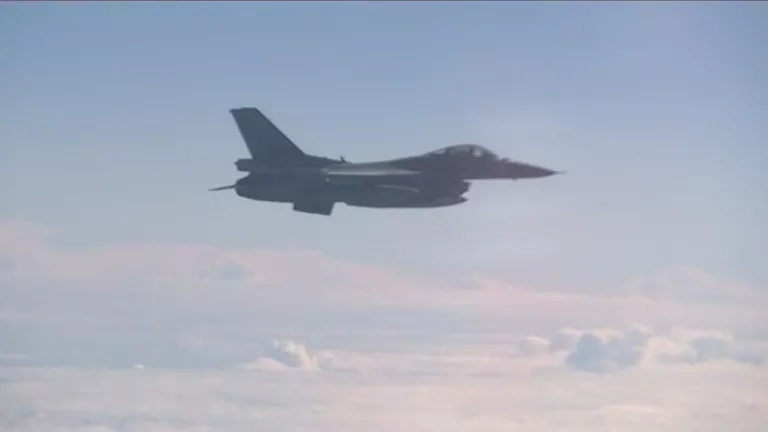 Истребитель НАТО F-16 пытался приблизиться к самолету министра обороны РФ Истребитель НАТО F-16 пытался приблизиться к самолету министра обороны РФ