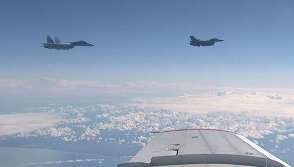 Истребитель НАТО F-16 и российский истребитель Су-27, снятые на видео с борта самолета министра обороны Сергея Шойгу