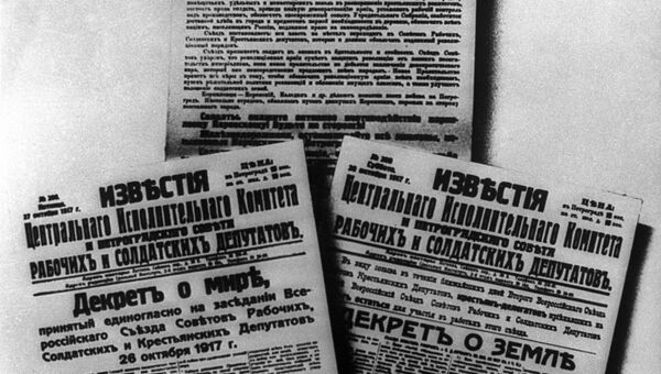 Обращение II съезда Советов Рабочим, солдатам и крестьянам, Декрет о мире,Декрет о земле, опубликованные в газетах. Октябрь 1917 года