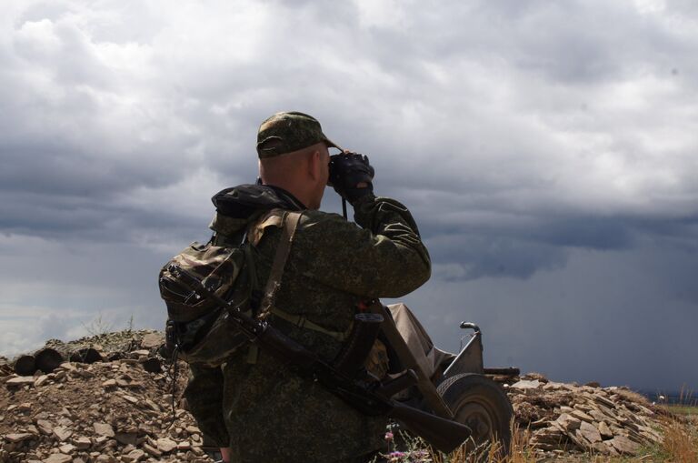 Военнослужащий Народной милиции ЛНР на позициях у линии соприкосновения в Донбассе Военнослужащий Народной милиции ЛНР на позициях у линии соприкосновения в Донбассе
