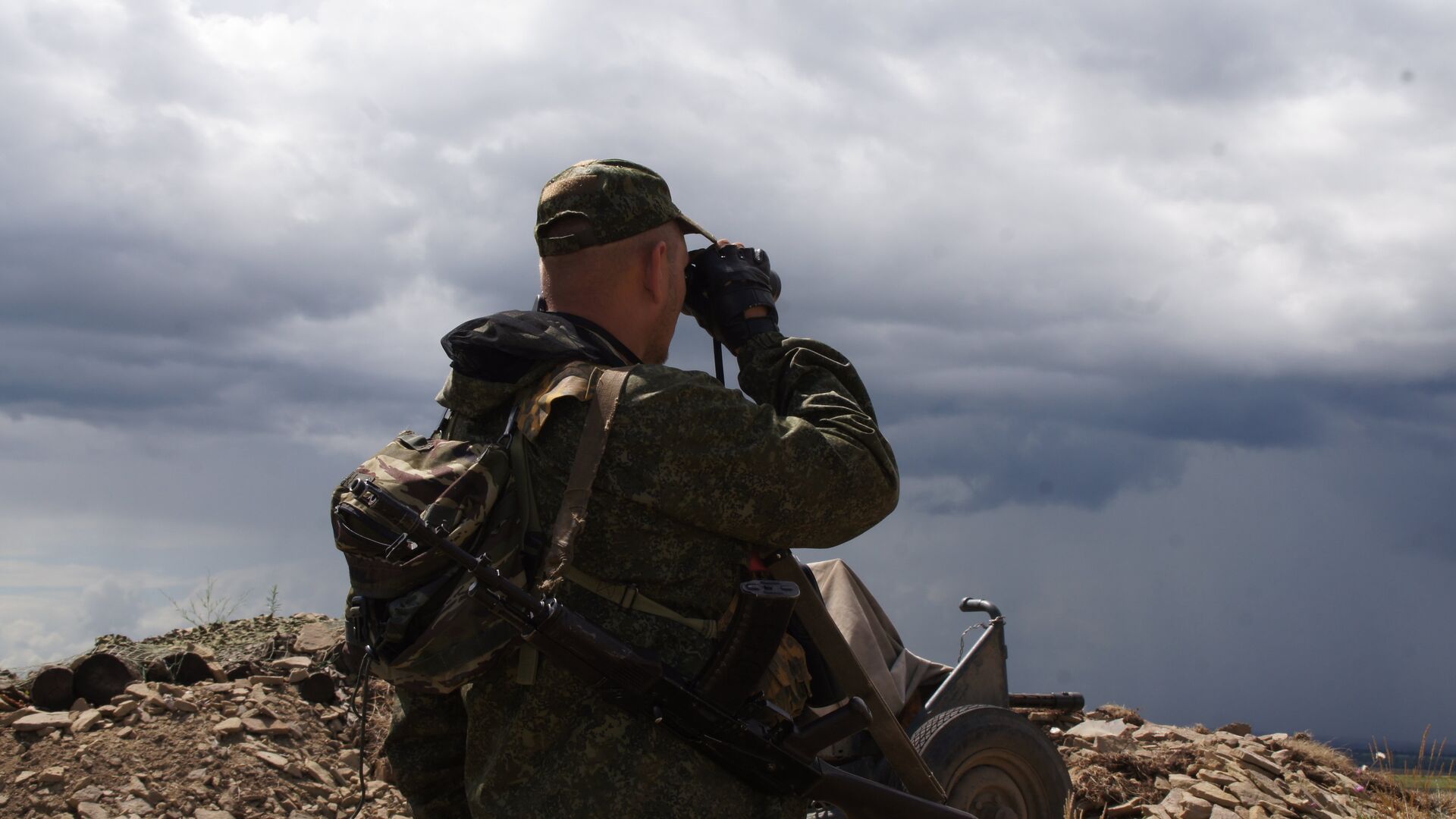 Военнослужащий Народной милиции ЛНР на позициях у линии соприкосновения в Донбассе - РИА Новости, 1920, 24.03.2021