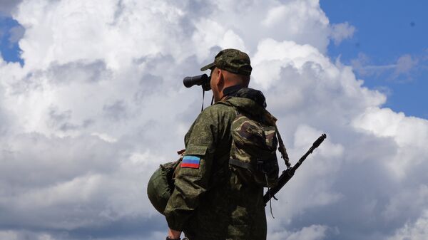 Военнослужащий Народной милиции ЛНР на позициях у линии соприкосновения в Донбассе