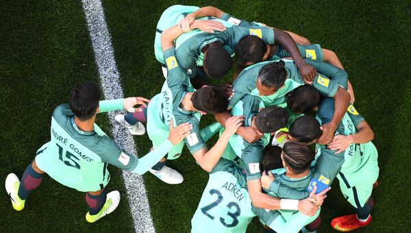 Игроки сборной Португалии радуются забитому голу во время матча Кубка конфедераций-2017 по футболу между сборными России и Португалии