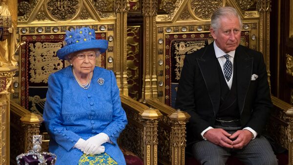 Британская королева Елизавета рядом с принцем Чарльзом во время государственного открытия парламента в центре Лондона. 21 июня 2017 года