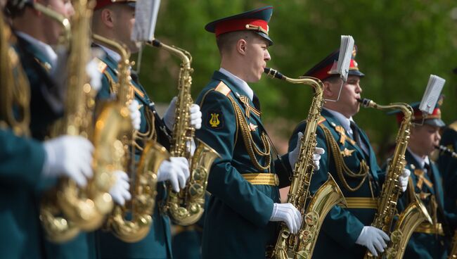 Музыканты оркестра Военного института (военных дирижёров) Военного университета во время открытия концертной программы Военные оркестры в парках. Архивное фото