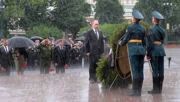 Президент РФ Владимир Путин во время церемонии возложения венков к Могиле Неизвестного Солдата в Александровском саду. 22 июня 2017