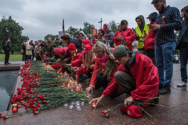 Участники патриотической акции Вахта памяти. Вечный огонь - 2017