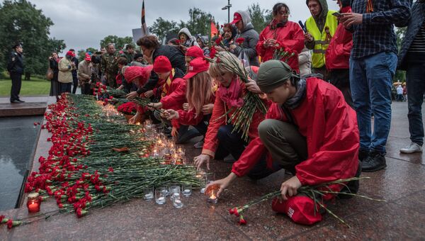 Участники патриотической акции Вахта памяти. Вечный огонь - 2017