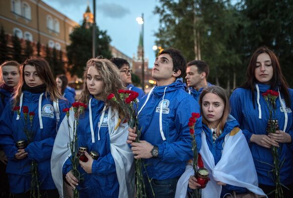 Участники патриотической акции Вахта памяти. Вечный огонь - 2017 перед возложением цветов к Могиле Неизвестного солдата