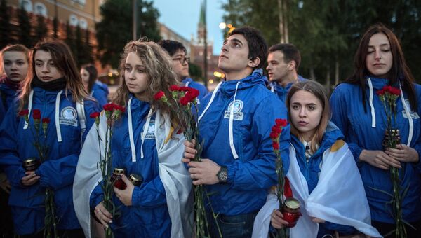 Участники патриотической акции Вахта памяти. Вечный огонь - 2017 перед возложением цветов к Могиле Неизвестного солдата