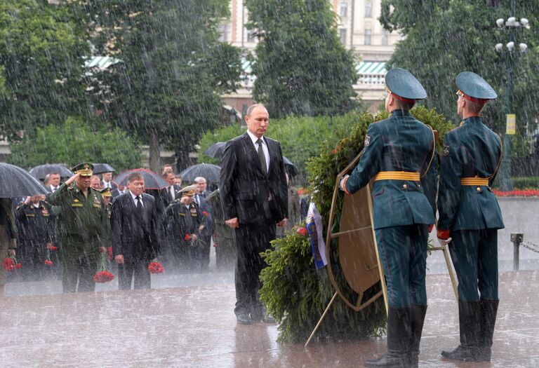 Президент РФ Владимир Путин принимает участие в церемонии возложения венков к Могиле Неизвестного Солдата в Александровском саду в День памяти и скорби