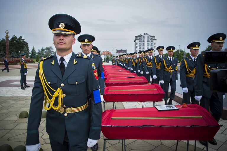 Во время торжественной церемонии перезахоронения останков 62 красноармейцев на мемориале воинской славы Вечность в Кишиневе