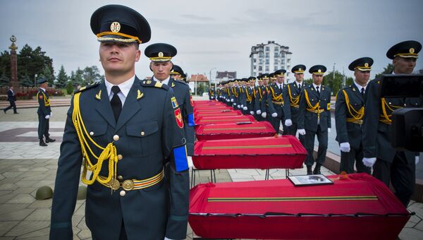 Во время торжественной церемонии перезахоронения останков 62 красноармейцев на мемориале воинской славы Вечность в Кишиневе