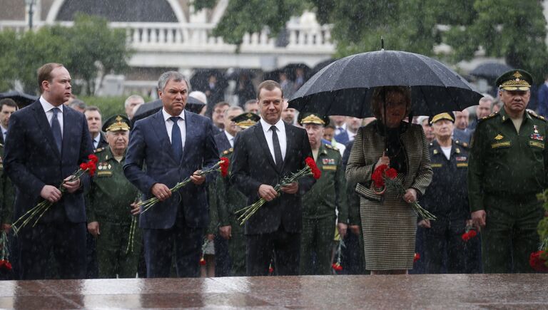 Председатель правительства РФ Дмитрий Медведев принимает участие в церемонии возложения венков к Могиле Неизвестного Солдата в Александровском саду в День памяти и скорби