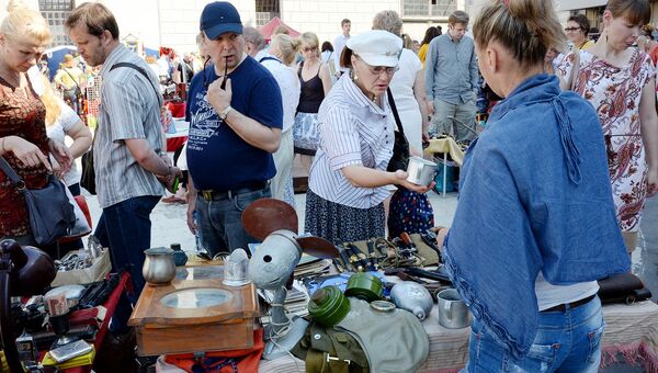 Посетители на блошином рынке, расположенном на территории Музея Москвы. Архивное фото