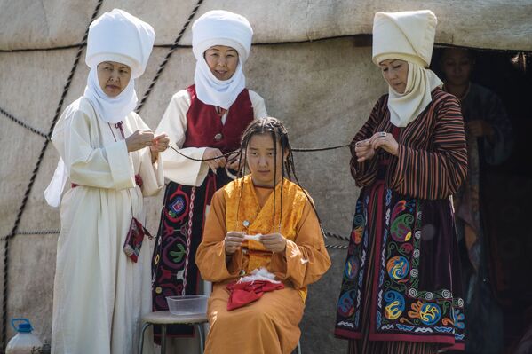 Женщины в национальных костюмах на этнофестивале Чункурчак кочу-2017 в ущелье Чункурчак в Киргизии