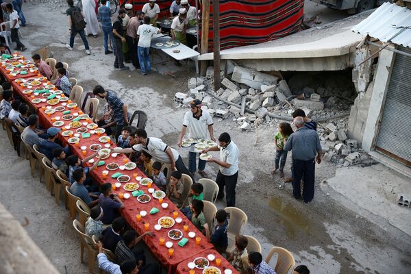 Люди собираются на Ифтар (вечерний прием пищи) во время месяца Рамадан в Дамаске