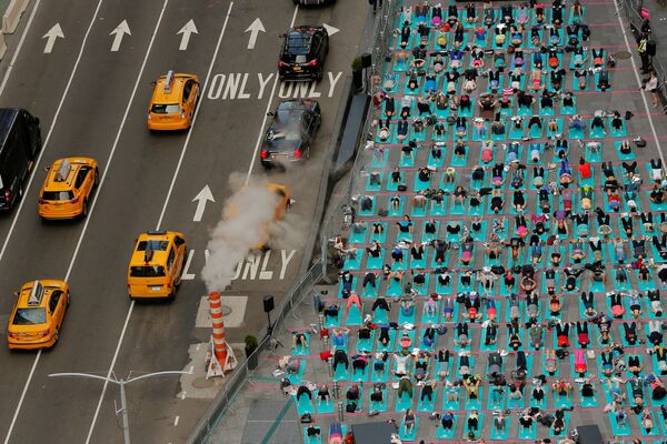 Люди занимаются йогой в день летнего солнцестояния в Нью-Йорке