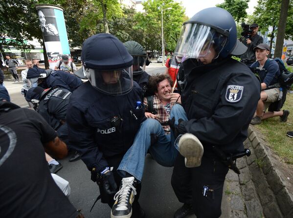 Полиция задерживает участников акции против мигрантов в Берлине