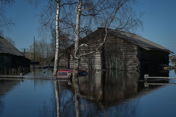 Один из домов села Среднее Бугаево в республике Коми затопленный в результате паводка
