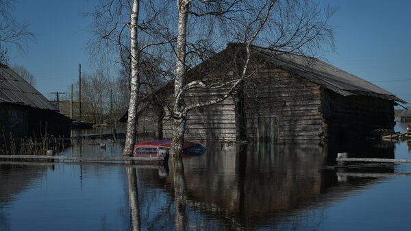 Один из домов села Среднее Бугаево в республике Коми затопленный в результате паводка