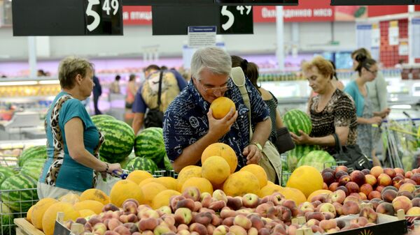 Покупатели в отделе фруктов гипермаркета