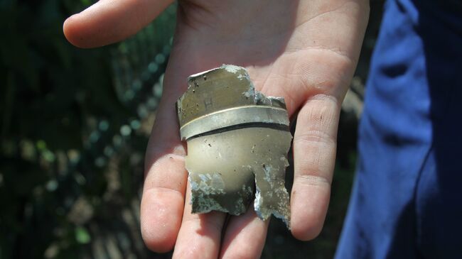 Фрагменты снаряда, найденные на месте минометного артобстрела поселка Александровка в Донецкой области. Архивное фото