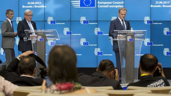 Президент Европейской комиссии Жан-Клод Юнкер и президент Европейского совета Дональд Туск во время саммита ЕС в Брюсселе. 22 июня 2017