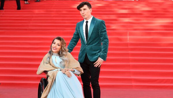 Российская певица Юлия Самойлова и её супруг, музыкант Алексей Таран на церемонии открытия 39-го Международного Московского кинофестиваля