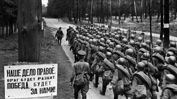 Колонны бойцов движутся на фронт. Москва. 23 июня 1941. Архивное фото