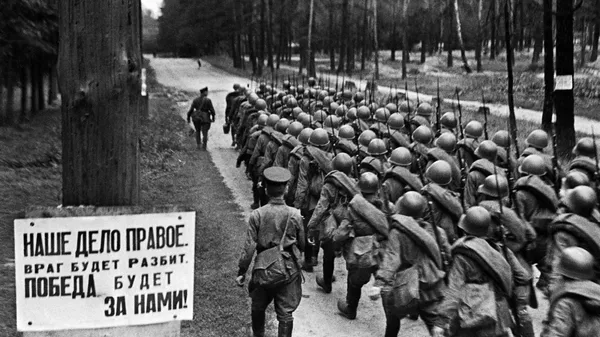 Колонны бойцов движутся на фронт. Москва. 23 июня 1941 