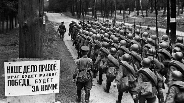 Колонны бойцов движутся на фронт. Москва. 23 июня 1941. Архивное фото
