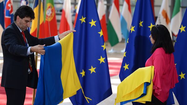 Флаги Украины и ЕС на саммите в Брюсселе. Архивное фото