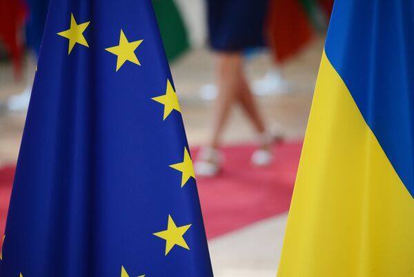 Флаги Украины и Европейского Союза Флаги Украины и Европейского Союза