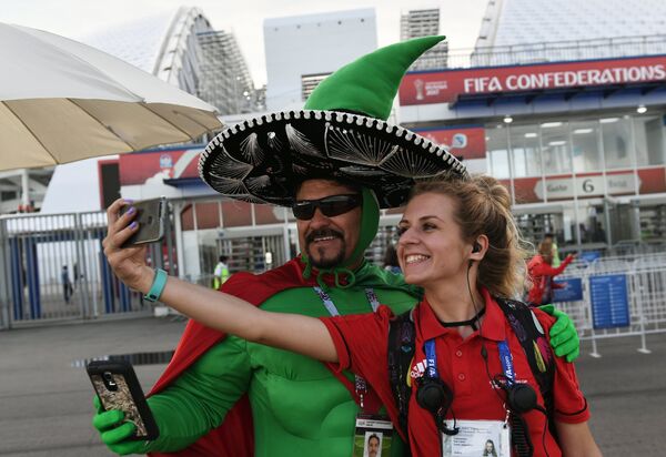 Болельщик сборной Мексики фотографируется с волонтёром перед началом матча Кубка конфедераций-2017 по футболу между сборными Мексики и Новой Зеландии