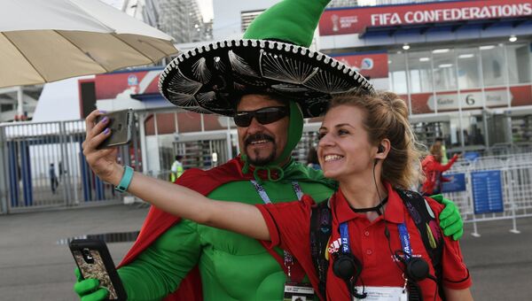 Болельщик сборной Мексики фотографируется с волонтёром перед началом матча Кубка конфедераций-2017 по футболу между сборными Мексики и Новой Зеландии