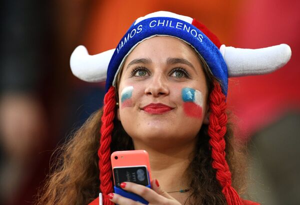 Чилиская болельщица перед началом матча Кубка конфедераций-2017 по футболу между сборными Камеруна и Чили