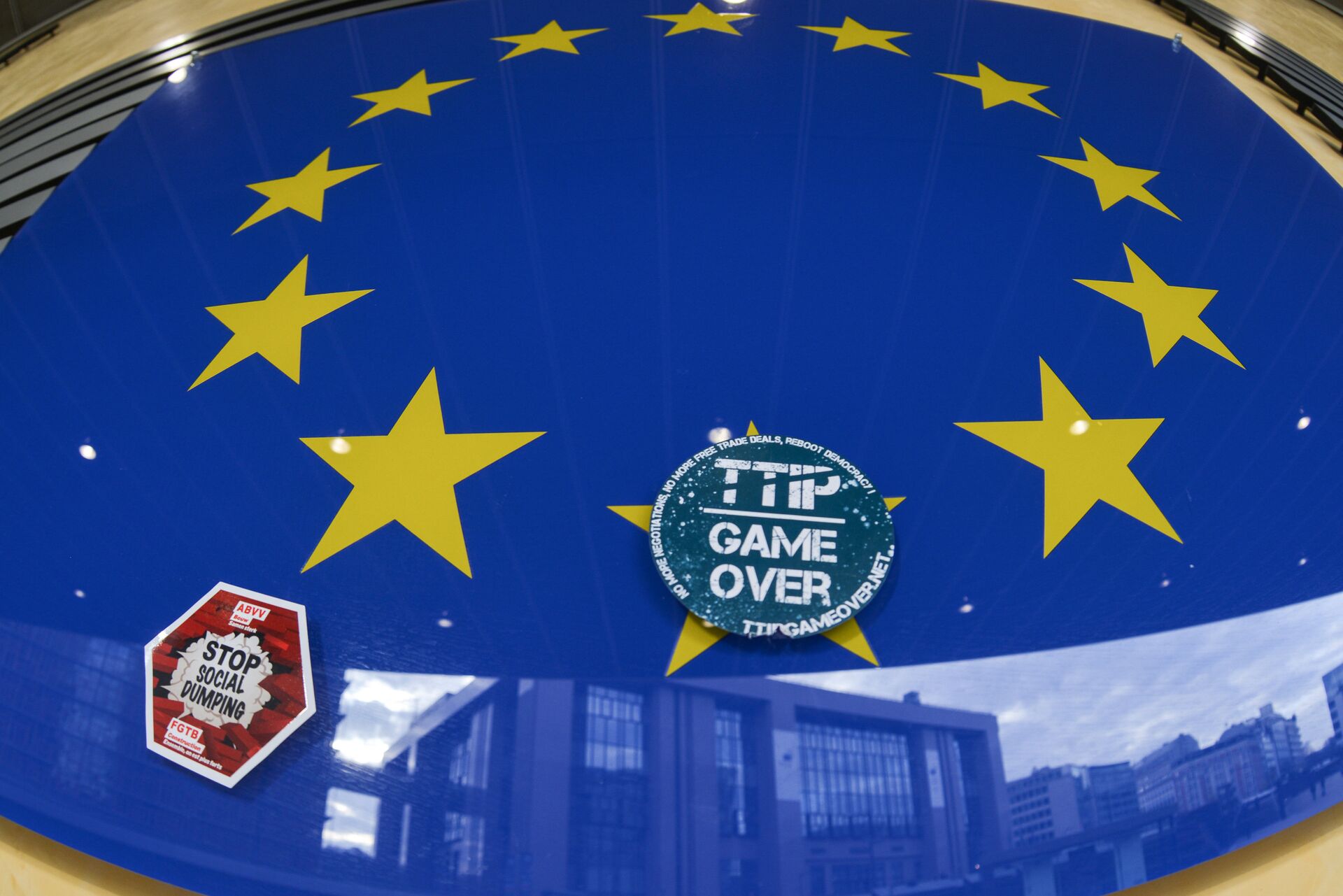 Наклейка Game over на логотипе ЕС на здании штаб-квартиры Европейского парламента в Брюсселе - РИА Новости, 1920, 11.03.2024