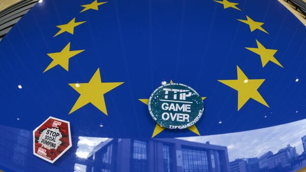 Наклейка Game over на логотипе ЕС на здании штаб-квартиры Европейского парламента в Брюсселе