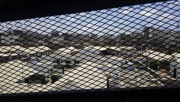 Вид через окно на центральную тюрьму Адена, Йемен. Другой закрытый блок тюрьмы управляется ОАЭ и их союзниками. Архивное фото