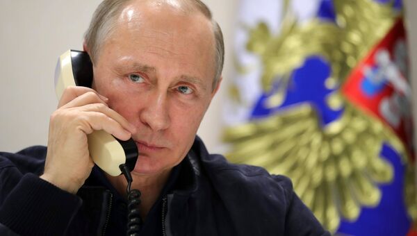 Президент РФ Владимир Путин во время телефонного разговора. Архивное фото
