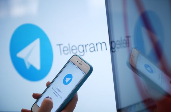 Мессенджер Telegram на экране телефона Мессенджер Telegram на экране телефона
