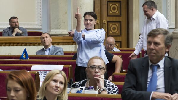 Депутат Верховной рады Надежда Савченко показала средний палец премьеру Владимиру Гройсману. 23 июня 2017