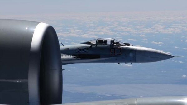 Сближение российского Су-27 с самолетом-разведчиком США RC-135U. Архивное фото