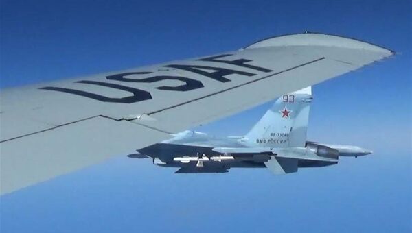 Сближение российского Су-27 с самолетом-разведчиком США RC-135U. Архивное фото