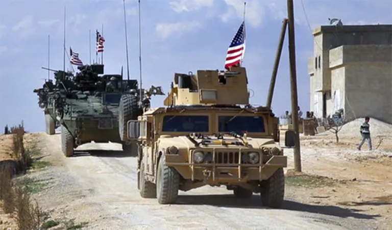 Силы США патрулируют окраину сирийского города Манбий в провинции Алеппо Силы США патрулируют окраину сирийского города Манбий в провинции Алеппо