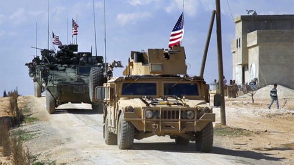 Силы США патрулируют окраину сирийского города Манбий в провинции Алеппо