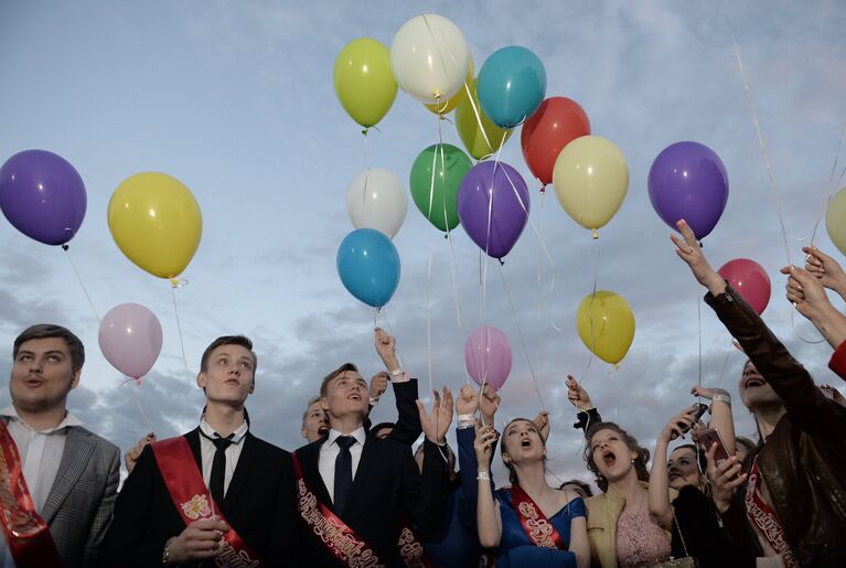 Выпускники в Центральном парке культуры и отдыха имени Горького в Москве